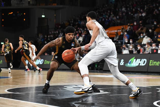 Sport Bilder des Tages Basketball I Herren I Saison 2021-2022 I Bundesliga I 9. Spieltag I Hamburg Towers - Basketball Loewen Braunschweig I 05.12.2021 Ray McCallum ( 10, Point Guard, Hamburg Towers) setzt sich gegen Tookie Brown ( 0, Point Guard, Basketball Loewen Braunschweig) durch Lueneburg edel-optics.de Arena Hamburg Deutschland Copyright: xLobeca Hannigx