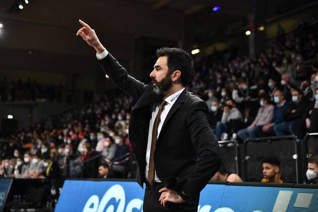 Basketball I Herren I Saison 2021-2022 I Bundesliga I 9. Spieltag I Hamburg Towers - Basketball Loewen Braunschweig I 05.12.2021 Jesus Ramirez (Head-Coach, Basketball Loewen Braunschweig) gebt Anweisungen Lueneburg edel-optics.de Arena Hamburg Deutschland Copyright: xLobeca Hannigx