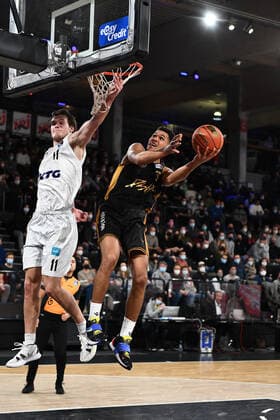 Basketball I Herren I Saison 2021-2022 I Bundesliga I 9. Spieltag I Hamburg Towers - Basketball Loewen Braunschweig I 05.12.2021 Nicholas Tischler ( 3, Small Forward, Basketball Loewen Braunschweig) setzt sich am Korb durch Lueneburg edel-optics.de Arena Hamburg Deutschland Copyright: xLobeca Hannigx