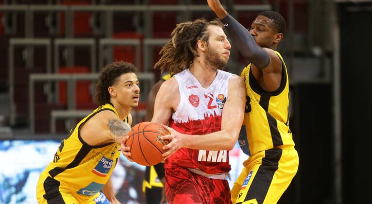 Ludwigsburg , Basketball easycredit BBL Bundesliga . MHP Riesen Ludwigsburg vs. s.Oliver Würzburg , von links: Jonah Radebaugh ( Riesen ) Craig Moller ( Würz ) Yorman Polas bartolo ( Riesen )