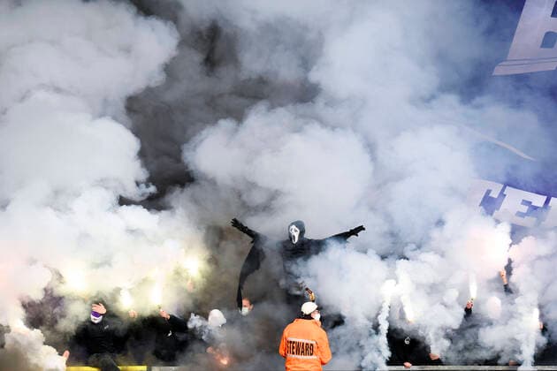 Bilder des Jahres 2021, Sport 12 Dezember Sport Themen der Woche KW48 Sport Bilder des Tages Beerschot s fans and smoke from fire works pictured during a soccer match between Beerschot VA and RAFC Royal Antwerp FC, Sunday 05 December 2021 in Antwerp, on day 17 of the 2021-2022 Jupiler Pro League first division of the Belgian championship. TOMxGOYVAERTS  x3149788x