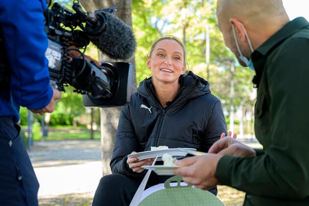 Handball, Frauen: WM, Deutschland, Vorrunde, Gruppe E, Media Day Silje Brons Petersen (Deutschland TuS Metzingen) im TV Interview mit Geburtstagskuchen Valencia Spanien