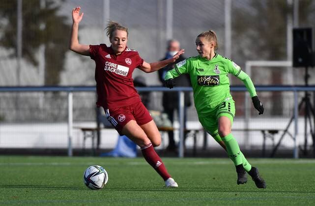 05.12.2021 - Fussball - Saison 2021 2022 - 2. Frauen - Fussball - Bundesliga - 12. Spieltag: 1. FC Nürnberg FCN ( Club ) - MSV Duisburg - Sportfoto Zink - Kerstin Bogenschütz Bogenschuetz (8, 1. FC Nürnberg FCN ) Jenny Blitzer (13, MSV Duisburg , rechts )