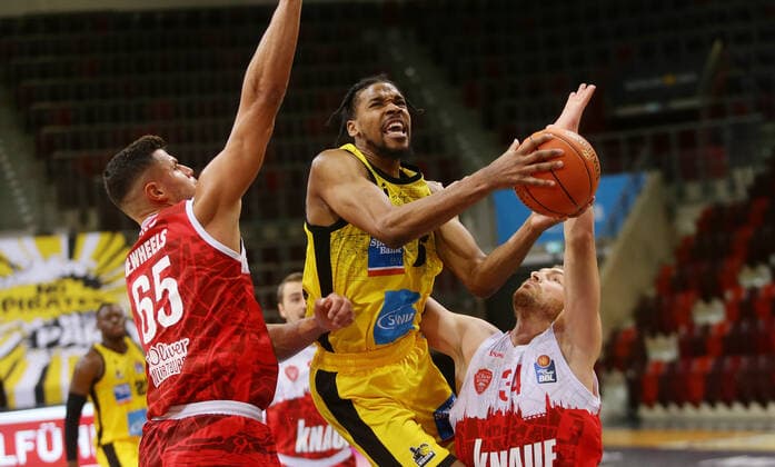Ludwigsburg , Basketball easycredit BBL Bundesliga . MHP Riesen Ludwigsburg vs. s.Oliver Würzburg , von links: Filip Stanic ( Würz ) Justin Simon ( Riesen )