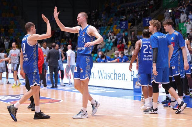 Fraport Skyliners - HAKRO Merlins Crailsheim, easyCredit-BBL Lukas Wank (Fraport Skyliners, 0) und Matt Haarms (Fraport Skyliners, 3) jubeln nach der Schlussirene. Basketball-Spiel des easyCredit BBL zwischen den Fraport Skyliners und HAKRO Merlins Crailsheim am 5. Dezember 2021 in der Fraport-Arena in Frankfurt am Main., Frankfurt am Main Hessen Deutschland Fraport-Arena