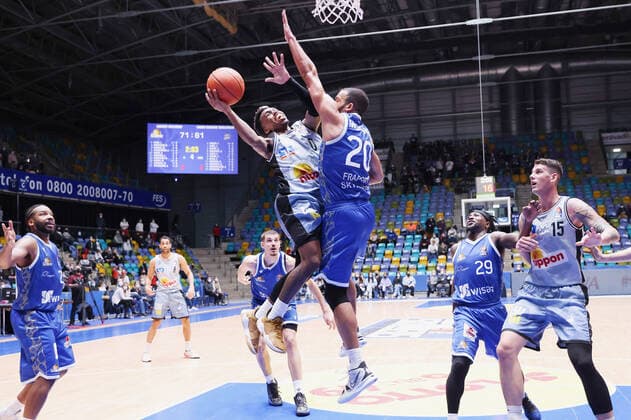 Fraport Skyliners - HAKRO Merlins Crailsheim, easyCredit-BBL T.J. Shorts (Merlins Crailsheim, 0) wird von Rasheed Moore (Fraport Skyliners, 20) unfair geblockt. Basketball-Spiel des easyCredit BBL zwischen den Fraport Skyliners und HAKRO Merlins Crailsheim am 5. Dezember 2021 in der Fraport-Arena in Frankfurt am Main., Frankfurt am Main Hessen Deutschland Fraport-Arena