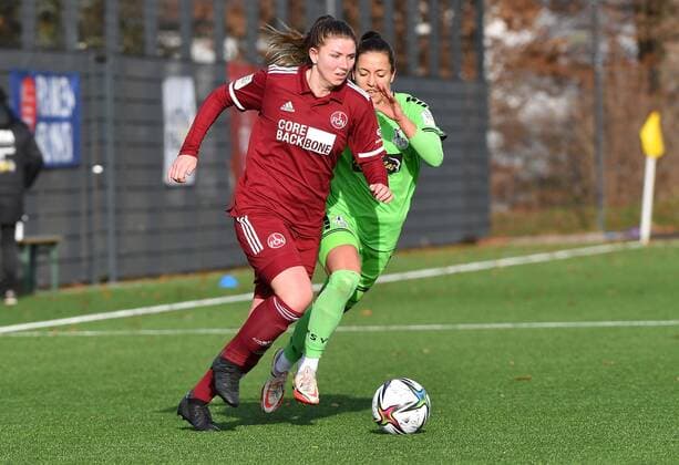 05.12.2021 - Fussball - Saison 2021 2022 - 2. Frauen - Fussball - Bundesliga - 12. Spieltag: 1. FC Nürnberg FCN ( Club ) - MSV Duisburg - Sportfoto Zink - Kim Urbanek (11, 1. FC Nürnberg FCN ) Selina Vobian (11, MSV Duisburg , hinten )