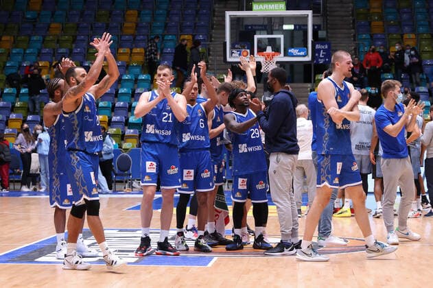 Fraport Skyliners - HAKRO Merlins Crailsheim, easyCredit-BBL Jubel der Fraport Skyliners nach Spielende. Basketball-Spiel des easyCredit BBL zwischen den Fraport Skyliners und HAKRO Merlins Crailsheim am 5. Dezember 2021 in der Fraport-Arena in Frankfurt am Main., Frankfurt am Main Hessen Deutschland Fraport-Arena
