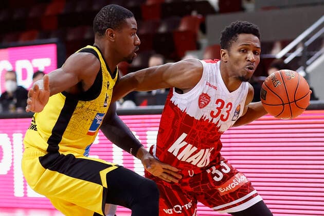 05.12.2021, Basketball, BBL 2021, 2022, 9. Spieltag, MHP Riesen Ludwigsburg - s.Oliver Wuerzburg, GER, Ludwigsburg, MHP Arena Bild: v. li. Yorman Polas Bartolo (MHP RIESEN) und Kerron Johnson (s.Oliver Wuerzburg) Copyright: HMBxMedia xHeikoxBecker