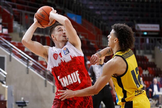 05.12.2021, Basketball, BBL 2021, 2022, 9. Spieltag, MHP Riesen Ludwigsburg - s.Oliver Wuerzburg, GER, Ludwigsburg, MHP Arena Bild: v. li. Tomasz Gielo (s.Oliver Wuerzburg) und Jonah Radebaugh (MHP RIESEN) Copyright: HMBxMedia xHeikoxBecker