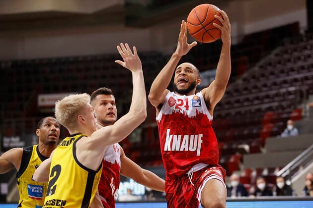 05.12.2021, Basketball, BBL 2021, 2022, 9. Spieltag, MHP Riesen Ludwigsburg - s.Oliver Wuerzburg, GER, Ludwigsburg, MHP Arena Bild: v. li. Tremmell Darden (MHP RIESEN), Jacob Patrick (MHP RIESEN), Filip Stanic (s.Oliver Wuerzburg) und Cameron Hunt (s.Oliver Wuerzburg) Copyright: HMBxMedia xHeikoxBecker