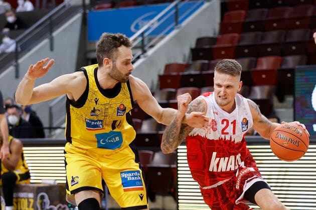 05.12.2021, Basketball, BBL 2021, 2022, 9. Spieltag, MHP Riesen Ludwigsburg - s.Oliver Wuerzburg, GER, Ludwigsburg, MHP Arena Bild: v. li. Jonas Wohlfarth-Bottermann (MHP RIESEN) und Aigars Skele (s.Oliver Wuerzburg) Copyright: HMBxMedia xHeikoxBecker