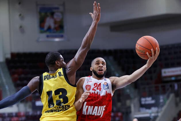 05.12.2021, Basketball, BBL 2021, 2022, 9. Spieltag, MHP Riesen Ludwigsburg - s.Oliver Wuerzburg, GER, Ludwigsburg, MHP Arena Bild: v. li. Yorman Polas Bartolo (MHP RIESEN) und Cameron Hunt (s.Oliver Wuerzburg) Copyright: HMBxMedia xHeikoxBecker
