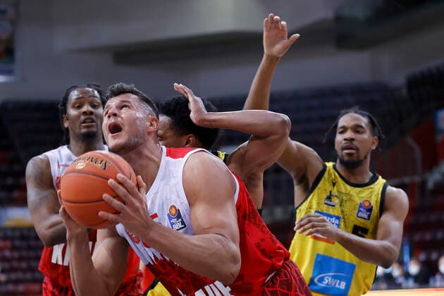05.12.2021, Basketball, BBL 2021, 2022, 9. Spieltag, MHP Riesen Ludwigsburg - s.Oliver Wuerzburg, GER, Ludwigsburg, MHP Arena Bild: v. li. Filip Stanic (s.Oliver Wuerzburg) und James Woodard (MHP RIESEN) Copyright: HMBxMedia xHeikoxBecker