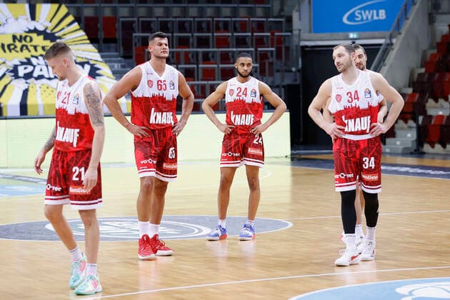 05.12.2021, Basketball, BBL 2021, 2022, 9. Spieltag, MHP Riesen Ludwigsburg - s.Oliver Wuerzburg, GER, Ludwigsburg, MHP Arena Bild: v. li. Enttaeuschung Aigars Skele (s.Oliver Wuerzburg), Filip Stanic (s.Oliver Wuerzburg), Cameron Hunt (s.Oliver Wuerzburg), Felix Hoffmann (s.Oliver Wuerzburg) und Julian Albus (s.Oliver Wuerzburg) Copyright: HMBxMedia xHeikoxBecker