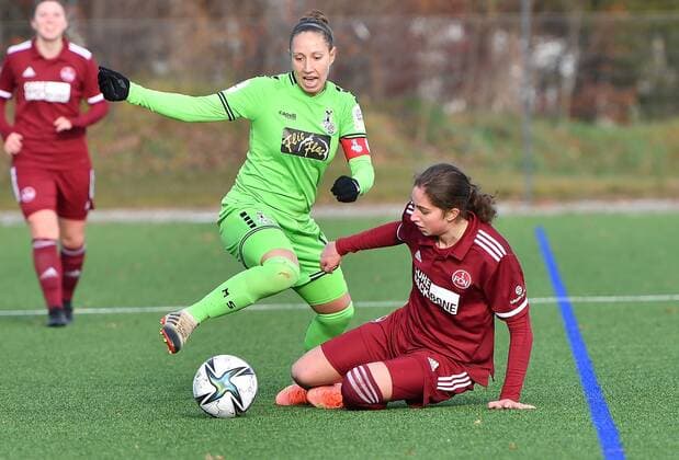 05.12.2021 - Fussball - Saison 2021 2022 - 2. Frauen - Fussball - Bundesliga - 12. Spieltag: 1. FC Nürnberg FCN ( Club ) - MSV Duisburg - Sportfoto Zink - Yvonne Zielinski (17, MSV Duisburg ) Emma Kusch (16, 1. FC Nürnberg FCN , rechts )