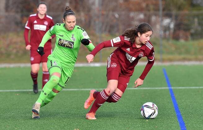 05.12.2021 - Fussball - Saison 2021 2022 - 2. Frauen - Fussball - Bundesliga - 12. Spieltag: 1. FC Nürnberg FCN ( Club ) - MSV Duisburg - Sportfoto Zink - Yvonne Zielinski (17, MSV Duisburg ) Emma Kusch (16, 1. FC Nürnberg FCN , rechts )