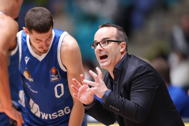 Fraport Skyliners - HAKRO Merlins Crailsheim, easyCredit-BBL Head Coach Diego Ocampo (Fraport Skyliners). Basketball-Spiel des easyCredit BBL zwischen den Fraport Skyliners und HAKRO Merlins Crailsheim am 5. Dezember 2021 in der Fraport-Arena in Frankfurt am Main., Frankfurt am Main Hessen Deutschland Fraport-Arena