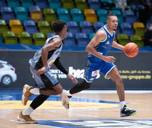 05.12.2021, xsltx, Basketball BBL Bundesliga, Frankfurt Skyliners - Hakro Merlins Crailsheim emspor, v.l. T. J. Shorts II - Point Guard (HAKRO Merlins Crailsheim), Len Adam Schoormann - Point Guard (Fraport Skyliners) die Topscorer ihrer Teams (DFL DFB REGULATIONS PROHIBIT ANY USE OF PHOTOGRAPHS as IMAGE SEQUENCES and or QUASI-VIDEO) Frankfurt am Main