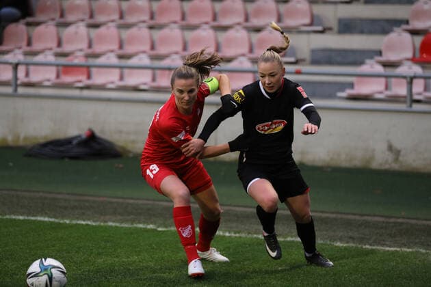 1. FC Köln Frauen - SC Sand Frauen Fussball Frauen Bundesliga 2021 2022 Franz Kremer Stadion Köln Deutschland 05.12.2021 Links: Michaela Brandenburg (Sand) Rechts: Weronika Zawistowska (1. FC Köln)