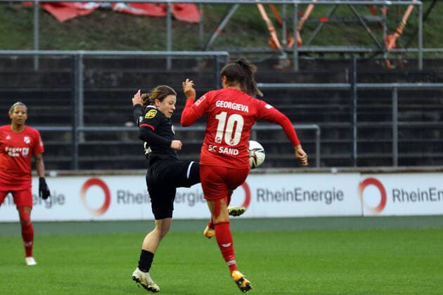 1. FC Köln Frauen - SC Sand Frauen Fussball Frauen Bundesliga 2021 2022 Franz Kremer Stadion Köln Deutschland 05.12.2021 Rechts: Marina Georgieva (Sand) Links: Alicia-Sophie Gudorf (1. FC Köln)