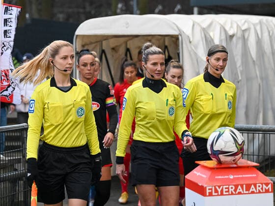 Das Schiedsrichtergespann Westerhoff, Foehrdes und Peters führen die Mannschaften auf das Spielfeld. 1. FC Koeln vs. SC Sand, Fussball, Frauen Bundesliga, 10. Spieltag, 2021 2022, 05.12.2021 DFL DFB REGULATIONS PROHIBIT ANY USE OF PHOTOGRAPHS AS IMAGE SEQUENCES AND OR QUASI-VIDEO 1. FC Koeln vs. SC Sand, Fussball, Frauen Bundesliga, 10. Spieltag, Saison 2021 2022, 05.12.2021 Koeln Copyright: xEibner-Pressefotox EP_THR