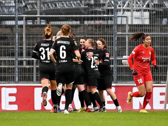 Torjubel der Koelnerinnen nach dem Führungstreffer. Rachel Rinast (1. FC Köln, 31), Myrthe Moorrees (1. FC Köln, 06), Laura Donhauser (1. FC Köln, 25) und dabei Marina Georgieva (SC Sand, 10). 1. FC Koeln vs. SC Sand, Fussball, Frauen Bundesliga, 10. Spieltag, 2021 2022, 05.12.2021 DFL DFB REGULATIONS PROHIBIT ANY USE OF PHOTOGRAPHS AS IMAGE SEQUENCES AND OR QUASI-VIDEO 1. FC Koeln vs. SC Sand, Fussball, Frauen Bundesliga, 10. Spieltag, Saison 2021 2022, 05.12.2021 Koeln Copyright: xEibner-Pressefotox EP_THR