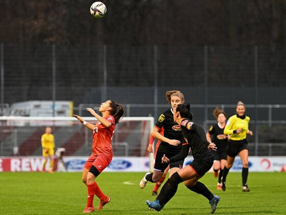 Noemi Gentile (SC Sand, 14), Peggy Kuznik (1. FC Köln, 21) und Myrthe Moorrees (1. FC Köln, 06). 1. FC Koeln vs. SC Sand, Fussball, Frauen Bundesliga, 10. Spieltag, 2021 2022, 05.12.2021 DFL DFB REGULATIONS PROHIBIT ANY USE OF PHOTOGRAPHS AS IMAGE SEQUENCES AND OR QUASI-VIDEO 1. FC Koeln vs. SC Sand, Fussball, Frauen Bundesliga, 10. Spieltag, Saison 2021 2022, 05.12.2021 Koeln Copyright: xEibner-Pressefotox EP_THR