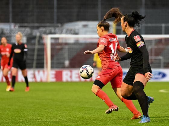 Noemi Gentile (SC Sand, 14) und Peggy Kuznik (1. FC Köln, 21). 1. FC Koeln vs. SC Sand, Fussball, Frauen Bundesliga, 10. Spieltag, 2021 2022, 05.12.2021 DFL DFB REGULATIONS PROHIBIT ANY USE OF PHOTOGRAPHS AS IMAGE SEQUENCES AND OR QUASI-VIDEO 1. FC Koeln vs. SC Sand, Fussball, Frauen Bundesliga, 10. Spieltag, Saison 2021 2022, 05.12.2021 Koeln Copyright: xEibner-Pressefotox EP_THR