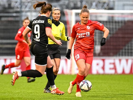 Adriana Achinska (1. FC Köln, 09) und Patrycja Balcerzak (SC Sand, 23). Dahinter Schiedsrichterin Westerhoff. 1. FC Koeln vs. SC Sand, Fussball, Frauen Bundesliga, 10. Spieltag, 2021 2022, 05.12.2021 DFL DFB REGULATIONS PROHIBIT ANY USE OF PHOTOGRAPHS AS IMAGE SEQUENCES AND OR QUASI-VIDEO 1. FC Koeln vs. SC Sand, Fussball, Frauen Bundesliga, 10. Spieltag, Saison 2021 2022, 05.12.2021 Koeln Copyright: xEibner-Pressefotox EP_THR