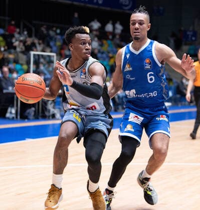 05.12.2021, xsltx, Basketball BBL Bundesliga, Frankfurt Skyliners - Hakro Merlins Crailsheim emspor, v.l. Topscorer unter sich T. J. Shorts II - Point Guard (HAKRO Merlins Crailsheim), Len Adam Schoormann - Point Guard (Fraport Skyliners) (DFL DFB REGULATIONS PROHIBIT ANY USE OF PHOTOGRAPHS as IMAGE SEQUENCES and or QUASI-VIDEO) Frankfurt am Main
