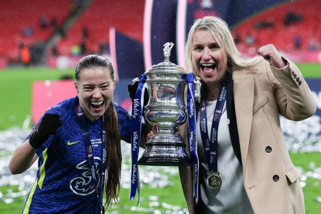 Bilder des Jahres 2021, Sport 12 Dezember Sport Themen der Woche KW48 Sport Bilder des Tages Fran Kirby of Chelsea Women and Chelsea Women Head Coach Emma Hayes with the Cup during the 2020 21 Women s FA Cup Final match between Arsenal Women and Chelsea Women at Wembley Stadium, London, England on 5 December 2021. Copyright: xKenxSparksx 30250034