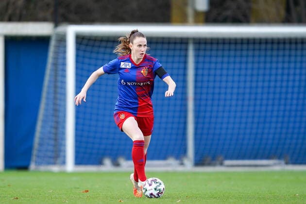 05.12.2021, Münchenstein, Sportanlage Nachwuchs-Campus Basel, AXA Women s Super League: FC Basel 1893 - FC Zürich Frauen, 5 Melanie Huber (Basel) in Aktion, am Ball Münchenstein Sportanlage Nachwuchs-Campus Bas Basel Schweiz Copyright: xJustPictures.ch DanielaxPorcellix