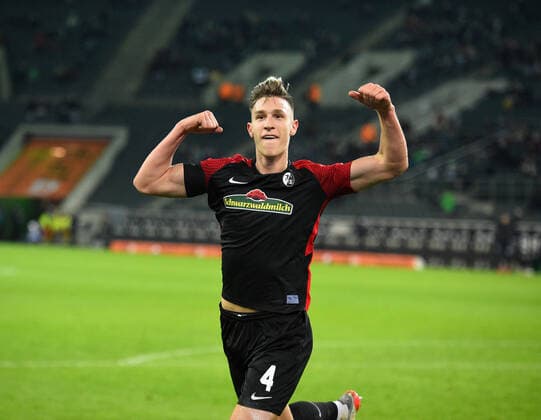 Sport Themen der Woche KW48 Sport Bilder des Tages xnjx, 05.12.2021; Mönchengladbach; 1. Fussball-Bundesliga; Borussia Moenchengladbach vs. SC Freiburg Torjubel nach dem Treffer zum 0-6 bei Torschuetze Nico Schlotterbeck (Freiburg) Gemaess den Vorgaben der DFL Deutsche Fussball Liga ist es untersagt, in dem Stadion und oder vom Spiel angefertigte Fotoaufnahmen in Form von Sequenzbildern und oder videoaehnlichen Fotostrecken zu verwerten bzw. Verwerten zu lassen. DFL regulations prohibit any use of photographs as image sequences and or quasi-video. emspor Moenchengladbach *** xnjx, 05 12 2021 Mönchengladbach 1 Soccer Bundesliga Borussia Moenchengladbach vs SC Freiburg Goal celebration after the goal to 0 6 by goalkeeper Nico Schlotterbeck Freiburg According to the regulations of the DFL Deutsche Fussball Liga it is prohibited, DFL regulations prohibit any use of photographs as image sequences and or quasi video sequences emspor Moenchengladbach