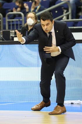 DEU, easyCredit BBL, ALBA vs. Niners Chemnitz, 05.12.2021, Mercedes-Benz-Arena, Berlin, DEU, easyCredit BBL, ALBA vs. Niners Chemnitz, im Bild Cheftrainer Israel Gonz‡lez (ALBA Berlin)