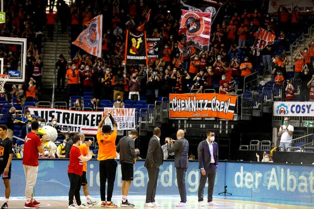 05.12.2021, easyCredit Basketball Bundesliga, BBL, Saison 2021 2022, Herren, Alba Berlin - Chemnitz Niners Chemnitzer Fans in Berlin Berlin Mercedes Benz Arena Berlin Germany