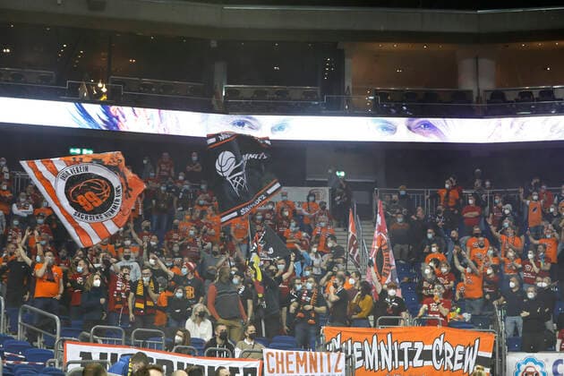05.12.2021, easyCredit Basketball Bundesliga, BBL, Saison 2021 2022, Herren, Alba Berlin - Chemnitz Niners Chemnitzer Fans in Berlin Berlin Mercedes Benz Arena Berlin Germany