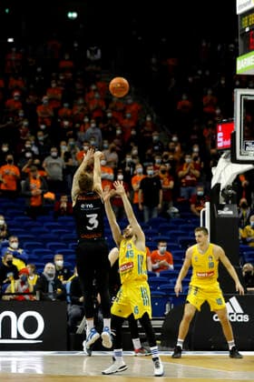 05.12.2021, easyCredit Basketball Bundesliga, BBL, Saison 2021 2022, Herren, Alba Berlin - Chemnitz Niners Malte Ziegenhagen, Niners Chemnitz, Tamir Blatt, Alba Berlin Berlin Mercedes Benz Arena Berlin Germany