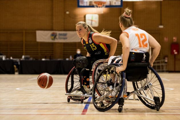 Europameisterschaft Rollstuhlbasketball 05.12.2021 MADRID, SPANIEN 5. Dezember - Rollstuhlbasketball, Niederlande gegen Deutschland Damen, an Tag 2 der Europameisterschaft Rollstuhlbasketball am 05.12.2021 in Polid. Municipal Marques de Samaranch in Madrid, Spanien. Svenja Mayer (Deutschland, 13), Saskia Pronk (Niederlande, 12) Copyright: xBEAUTIFULxSPORTS Wunderlx