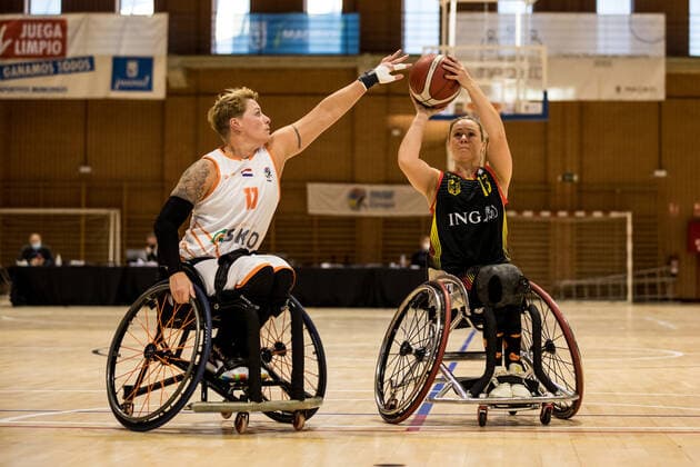 Europameisterschaft Rollstuhlbasketball 05.12.2021 MADRID, SPANIEN 5. Dezember - Rollstuhlbasketball, Niederlande gegen Deutschland Damen, an Tag 2 der Europameisterschaft Rollstuhlbasketball am 05.12.2021 in Polid. Municipal Marques de Samaranch in Madrid, Spanien. Cher Korver (Niederlande, 11), Svenja Mayer (Deutschland, 13) Copyright: xBEAUTIFULxSPORTS Wunderlx