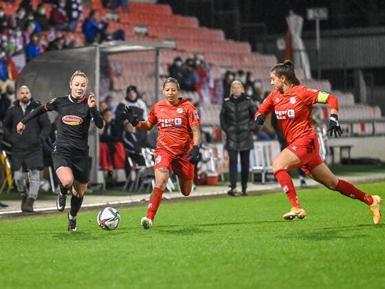 Weronika Zawistowska (1. FC Köln, 24), Adrienne Jordan (SC Sand, 29) und Marina Georgieva (SC Sand, 10). 1. FC Koeln vs. SC Sand, Fussball, Frauen Bundesliga, 10. Spieltag, 2021 2022, 05.12.2021 DFL DFB REGULATIONS PROHIBIT ANY USE OF PHOTOGRAPHS AS IMAGE SEQUENCES AND OR QUASI-VIDEO 1. FC Koeln vs. SC Sand, Fussball, Frauen Bundesliga, 10. Spieltag, Saison 2021 2022, 05.12.2021 Koeln Copyright: xEibner-Pressefotox EP_THR