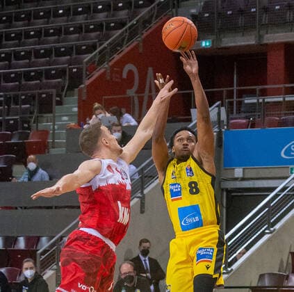 James Woodard (Riesen, rechts) . MHP Riesen Ludwigsburg vs.s.Oliver Würzburg . Basketball-Bundesliga 2021-2022. Ludwigsburg , GER, 05.12.2021,