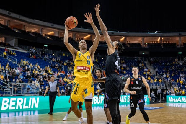 Basketball Berlin 05.12.2021 Saison 2021 2022 easyCredit BBL 1. Bundesliga Männer Herren Alba Berlin - NINERS Chemnitz Louis Olinde (Alba Berlin, No.19) Darion Atkins (Chemnitz, No.44)