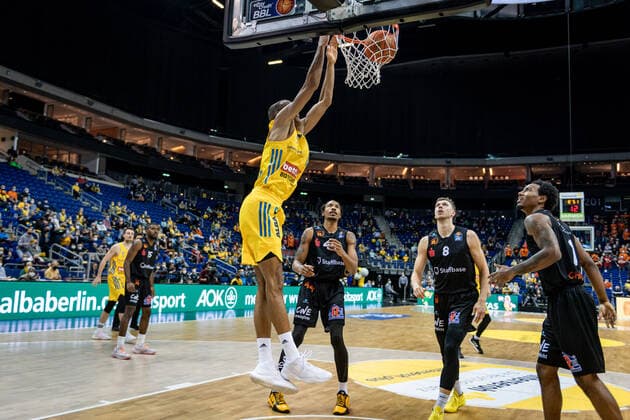Basketball Berlin 05.12.2021 Saison 2021 2022 easyCredit BBL 1. Bundesliga Männer Herren Alba Berlin - NINERS Chemnitz Louis Olinde (Alba Berlin, No.19)