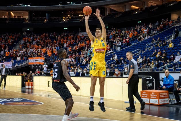 Basketball Berlin 05.12.2021 Saison 2021 2022 easyCredit BBL 1. Bundesliga Männer Herren Alba Berlin - NINERS Chemnitz Tim Schneider (Alba Berlin, No.10) Frantz Massenat (Chemnitz, No.15)