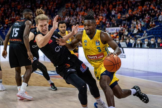 Basketball Berlin 05.12.2021 Saison 2021 2022 easyCredit BBL 1. Bundesliga Männer Herren Alba Berlin - NINERS Chemnitz Jaleen Smith (Alba Berlin, No.03) Malte Ziegenhagen (Chemnitz, No.03) li.