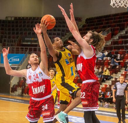 Tremmell Darden (Riesen, mitte) . MHP Riesen Ludwigsburg vs.s.Oliver Würzburg . Basketball-Bundesliga 2021-2022. Ludwigsburg , GER, 05.12.2021,