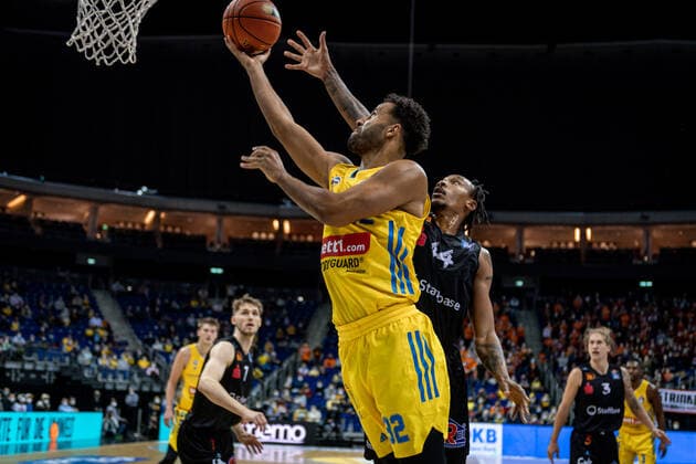 Basketball Berlin 05.12.2021 Saison 2021 2022 easyCredit BBL 1. Bundesliga Männer Herren Alba Berlin - NINERS Chemnitz Johannes Thiemann (Alba Berlin, No.32) Nick Lasch (Chemnitz, No.14)