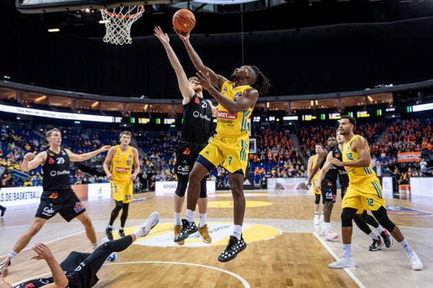 Basketball Berlin 05.12.2021 Saison 2021 2022 easyCredit BBL 1. Bundesliga Männer Herren Alba Berlin - NINERS Chemnitz Jaleen Smith (Alba Berlin, No.03) Ivan Karacic (Chemnitz, No.21)