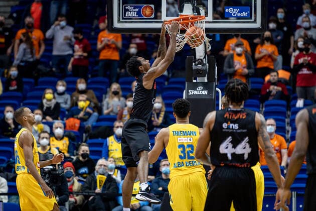 Basketball Berlin 05.12.2021 Saison 2021 2022 easyCredit BBL 1. Bundesliga Männer Herren Alba Berlin - NINERS Chemnitz Isiaha Mike (Chemnitz, No.11)